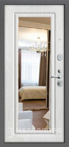 Фото №2 «Металлическая дверь с серой и белой панелью с зеркальной вставкой»