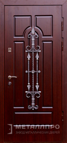 Дверь металлическая «Дверь с ковкой №18» с внешней стороны МДФ ПВХ