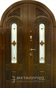 Фото №1 «Коричневая арочная входная дверь с массивом дуба и витражом»