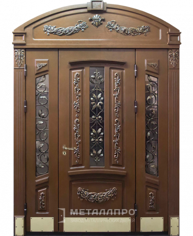 Фото внешней стороны двери «Парадная дверь №48» c отделкой Массив дуба