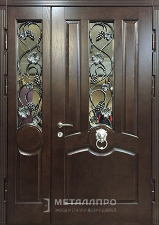 Фото внешней стороны двери «Парадная дверь №66» c отделкой Массив дуба