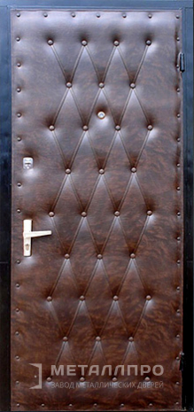 Фото внешней стороны двери «Винилискожа №5» c отделкой Винилискожа