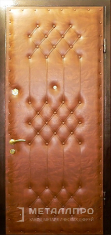 Фото внешней стороны двери «Винилискожа №4» c отделкой Винилискожа